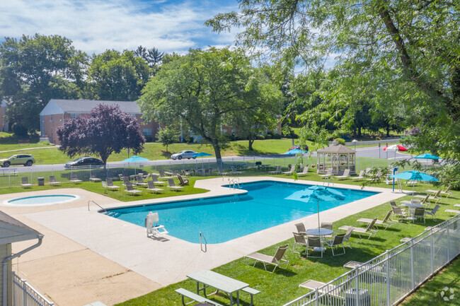 Piscina de temporada y Piscina infantiles, custodiada por guardavidas certificado - Manor House Apartments