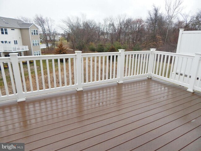 Building Photo - 105 Admiral Ln