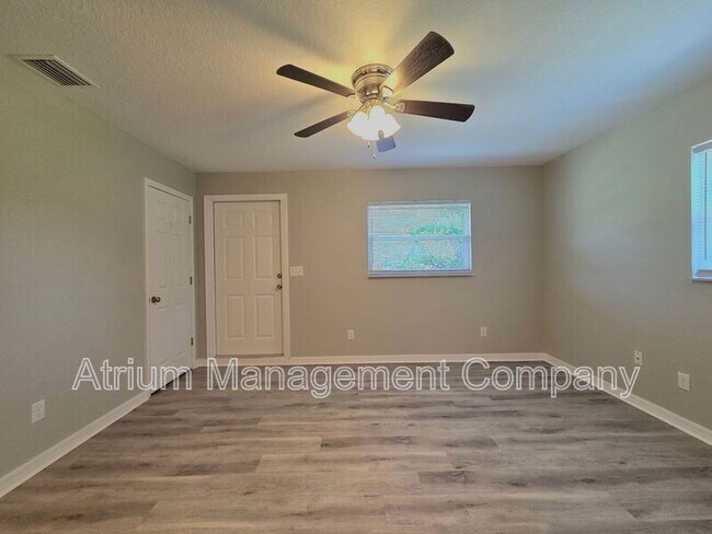 Foto del edificio - 7924 1/2 N Socrum Loop Rd