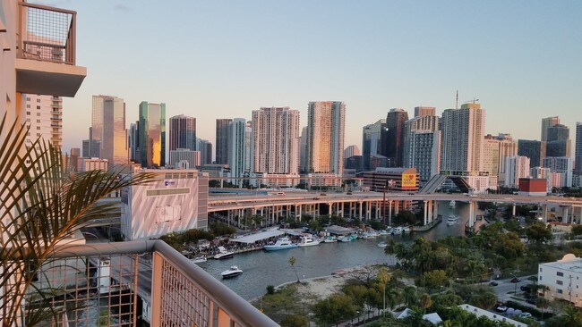 Foto del edificio - 10 SW South River Dr