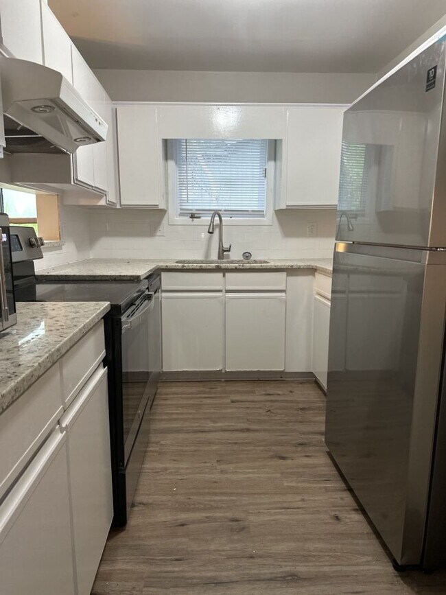 Foto del edificio - $1,600 - Beautiful 3 Bedroom 2 Bathroom Home Now Available!