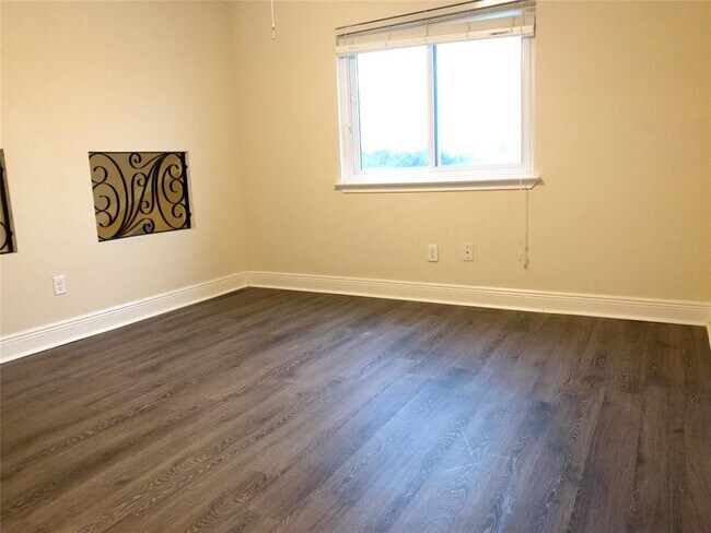 Building Photo - 13703 Kensington Pl