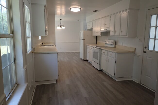 Building Photo - 2224 Pin Oak Cir