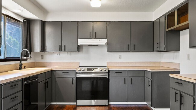 Foto del edificio - Charming 4-Bedroom Home with Garden – Available for Rent or Sale!