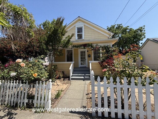 Building Photo - 305 4th St