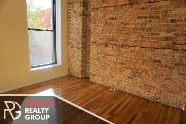 Building Photo - 606 W Surf St