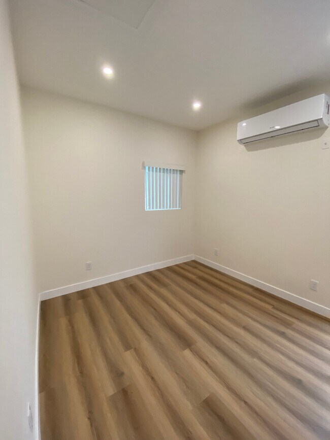 Foto del edificio - 1610 N Kingsley Dr