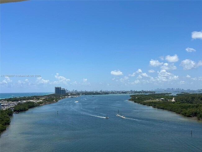 Foto del edificio - 300 Bayview Dr