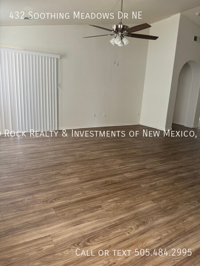 Foto del edificio - Beautiful Well Maintained 3BR+Den Single S...