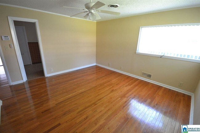 Foto del edificio - 2301 Shades Crest Rd
