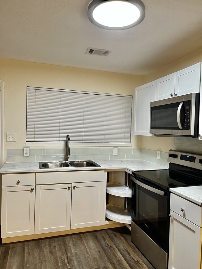 Building Photo - 405 Westcliff Cir