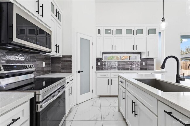 Building Photo - 22 N Chula Vista St