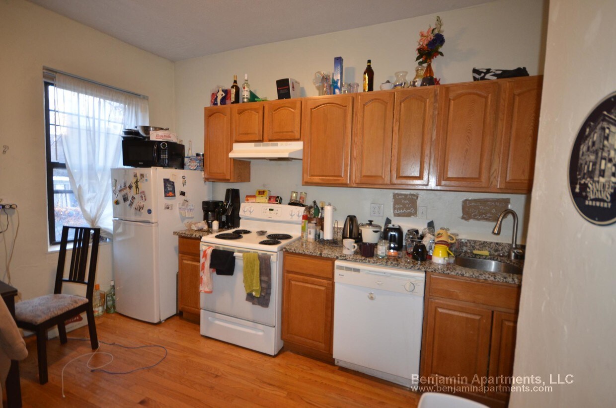 Primary Photo - 136 Hemenway St
