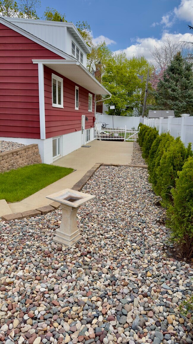 Private entrance - 836 11th St SW