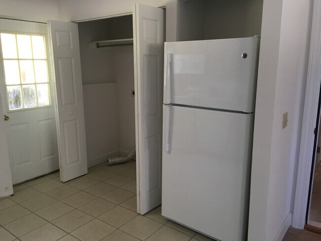 pantry/washer hook up - 6 Fairway Cmns