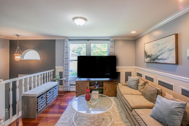 Building Photo - Amazing 4 BR/3 BA Single-Family Home in Di...