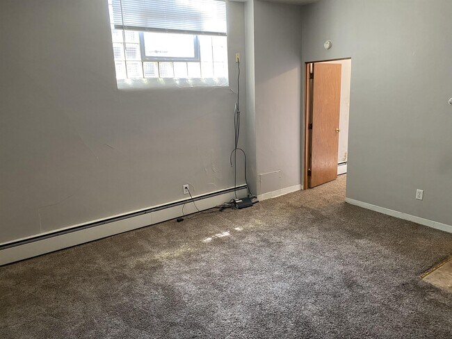 Building Photo - 404 7th St S