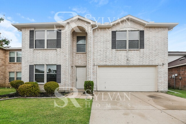 Large 4BR colonial with attached garage - Large 4BR colonial with attached garage House