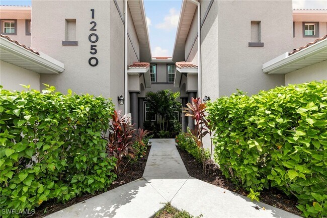 Building Photo - 12050 Santaluz Dr