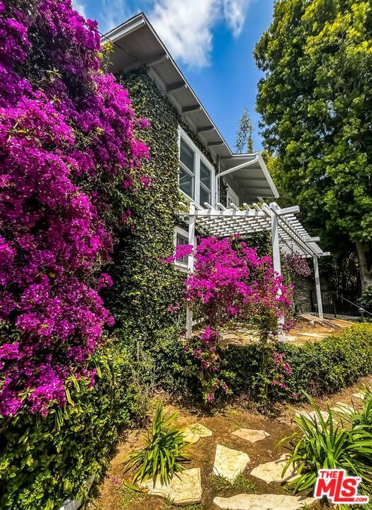Foto del edificio - 1233 Ozeta Terrace