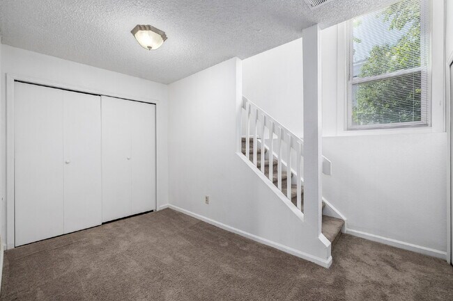 Foto del edificio - Updated and Stylish 1BDR/1BTH in the Eleven-One-Eleven Condominium Complex