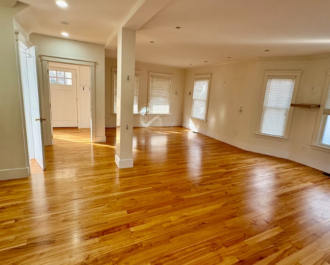 Building Photo - 7 Standish St