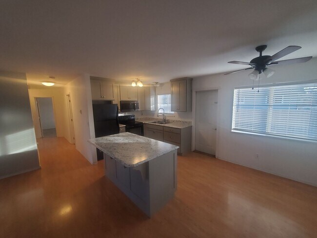 Foto del edificio - 3 Bed 2 Bath - Single Level - Fenced - 2 C...