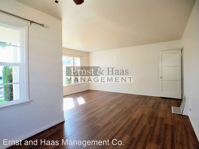 Building Photo - 2 br, 1 bath House - 2257 E. Poinsettia St.