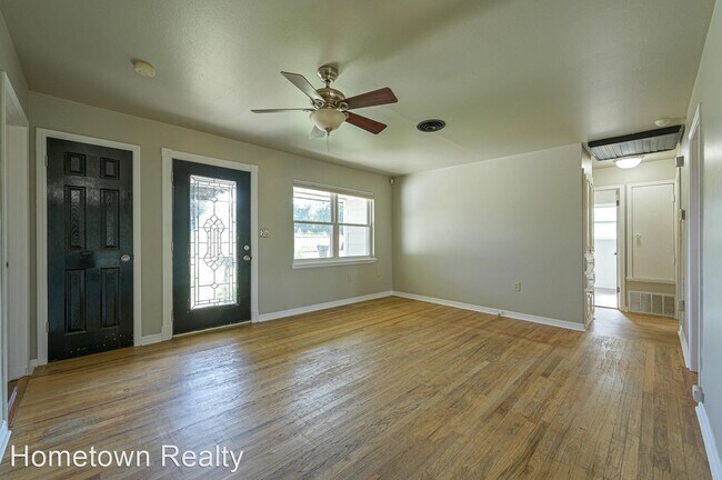 Building Photo - 3 br, 1.5 bath House - 2409 Sandra Drive