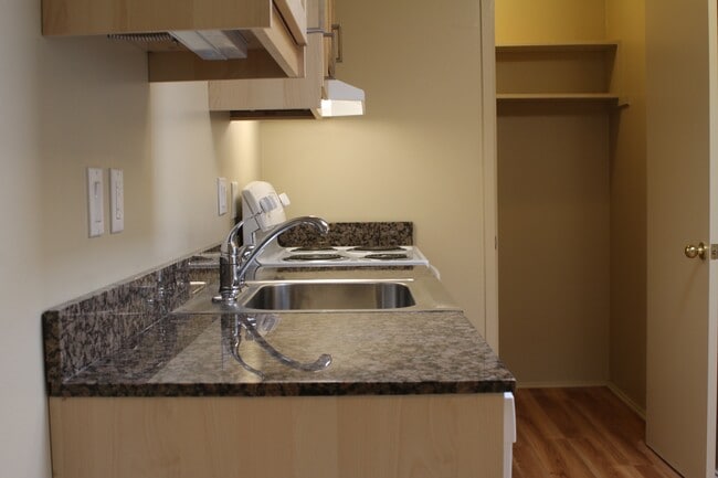Building Photo - Camelot Apartments