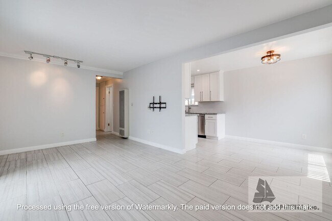 Building Photo - Lovely Condo on 2nd block in Downtown Hunt...