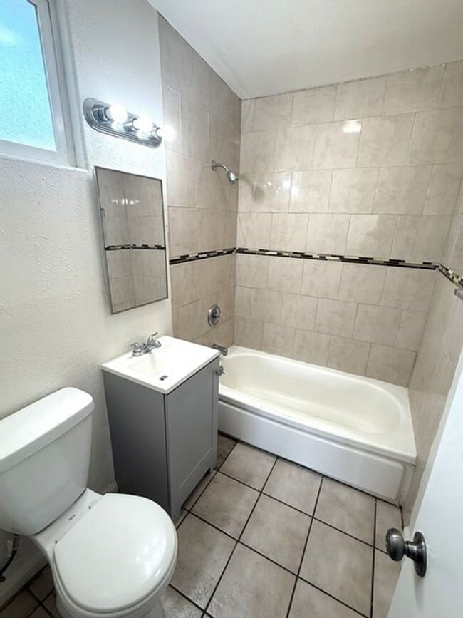 Building Photo - Spacious Guadalupe Studio