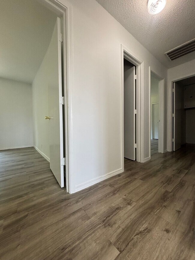 Foto del edificio - Super Cute 2bd 1ba Duplex