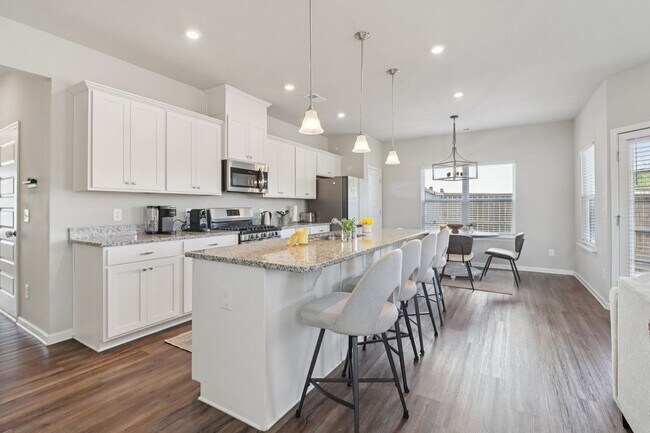 Foto del edificio - 3890 Clarington Dr