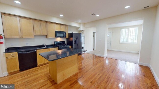 Foto del edificio - 1706 West Virginia Ave NE