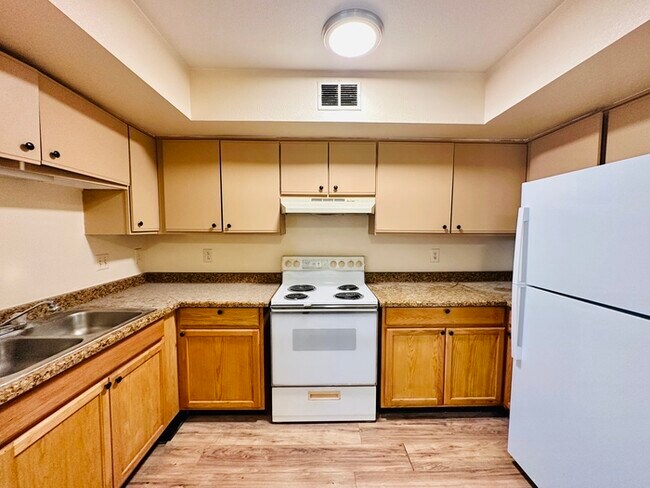 Building Photo - 2 Bedroom 1.5 Bath with Yard in Desired Ar...