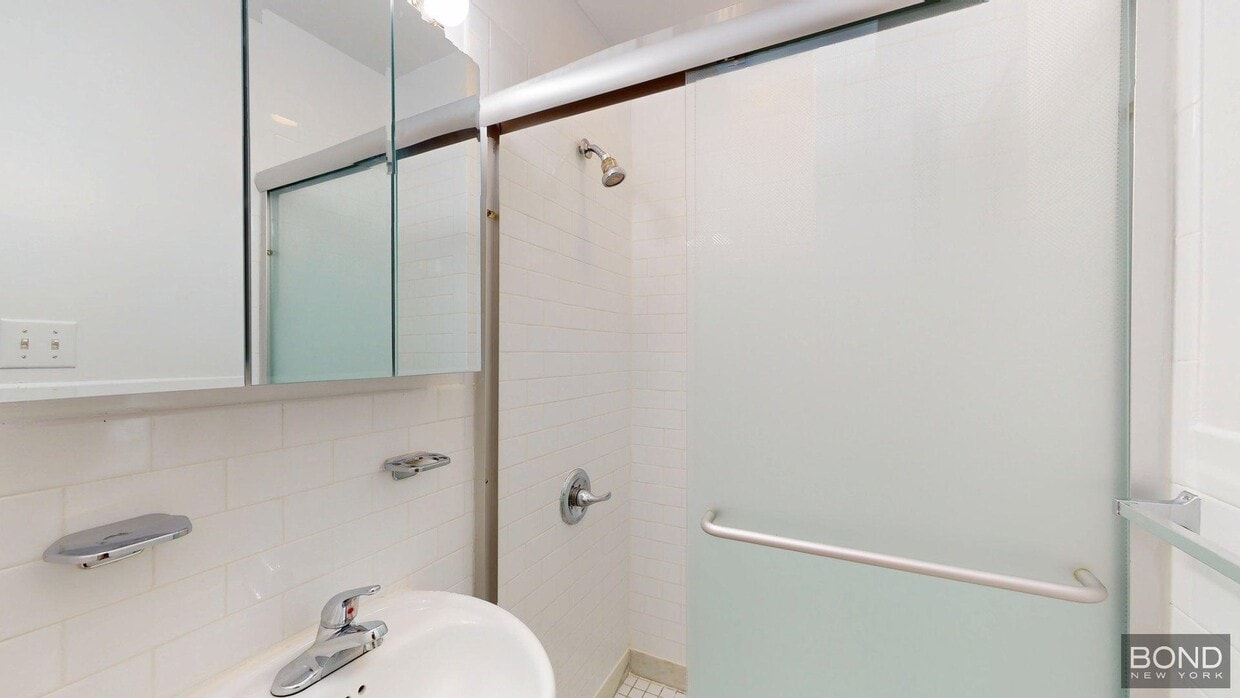 Building Photo - 35 E 65th St