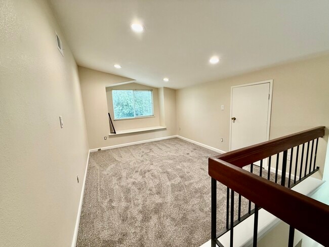 Upstairs loft bedroom - 2847 Honeysuckle Cir