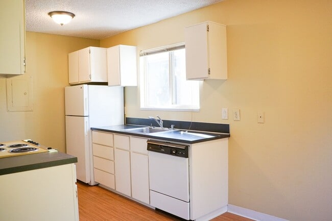 Foto del edificio - Close-in SE: Garden Level 1 Bdr w/ DW, Private Patio, & Parking!