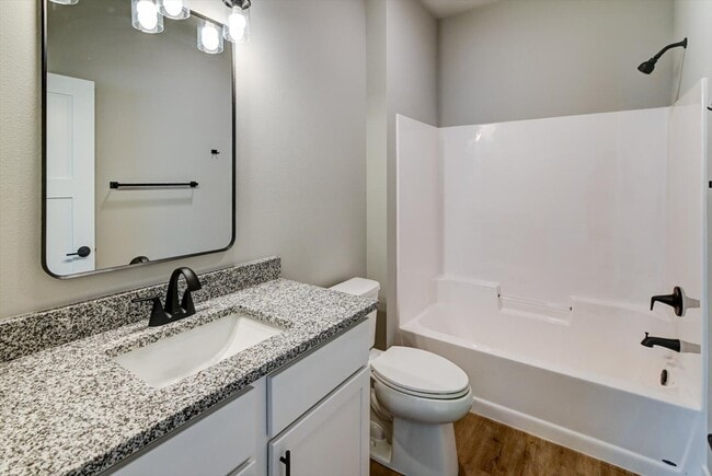 Building Photo - 2900 Blue Grass Dr