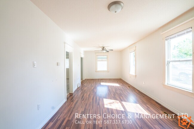 Photo du bâtiment - 3 BEDROOM HOUSE WITH DETACHED GARAGE