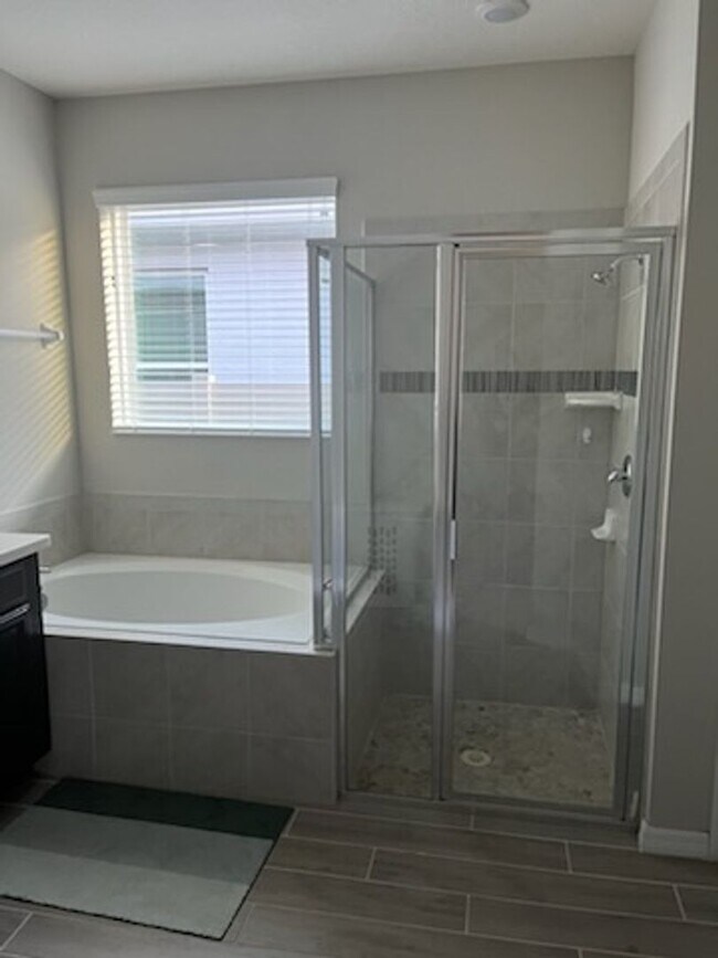 Building Photo - 4 Bedroom, 2 bathroom in Sawgrass ...