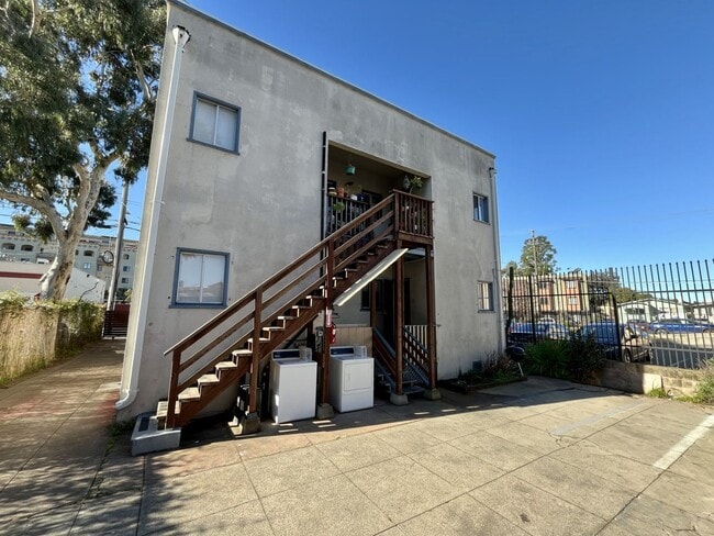 Building Photo - 520 49th St