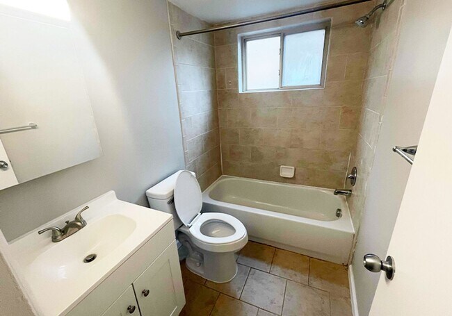 Building Photo - 559 Lowell Ave