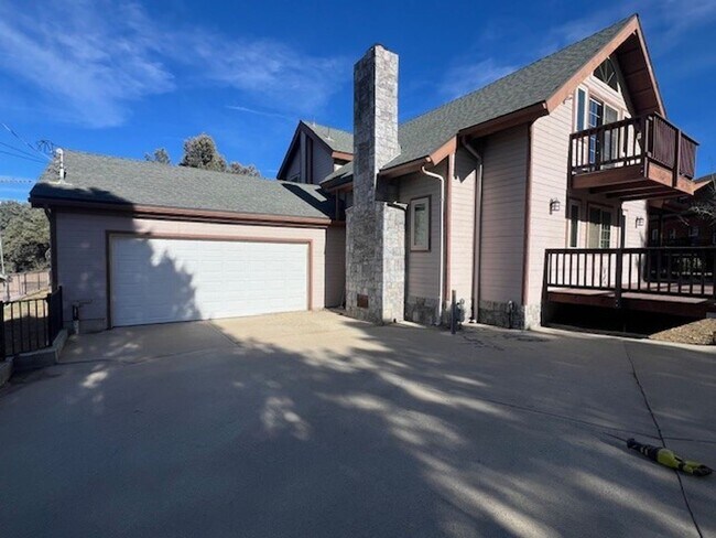 Foto del edificio - Charming Frazier Park Home Filled With Natural Light