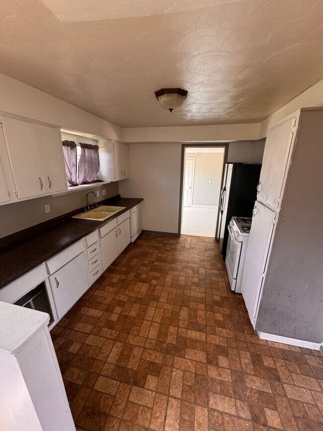 Foto del edificio - 3 Bed 1 Bath HOUSE