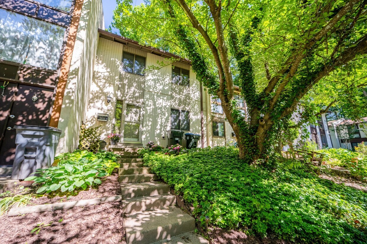 Primary Photo - Renovated townhouse backing to trees with ...