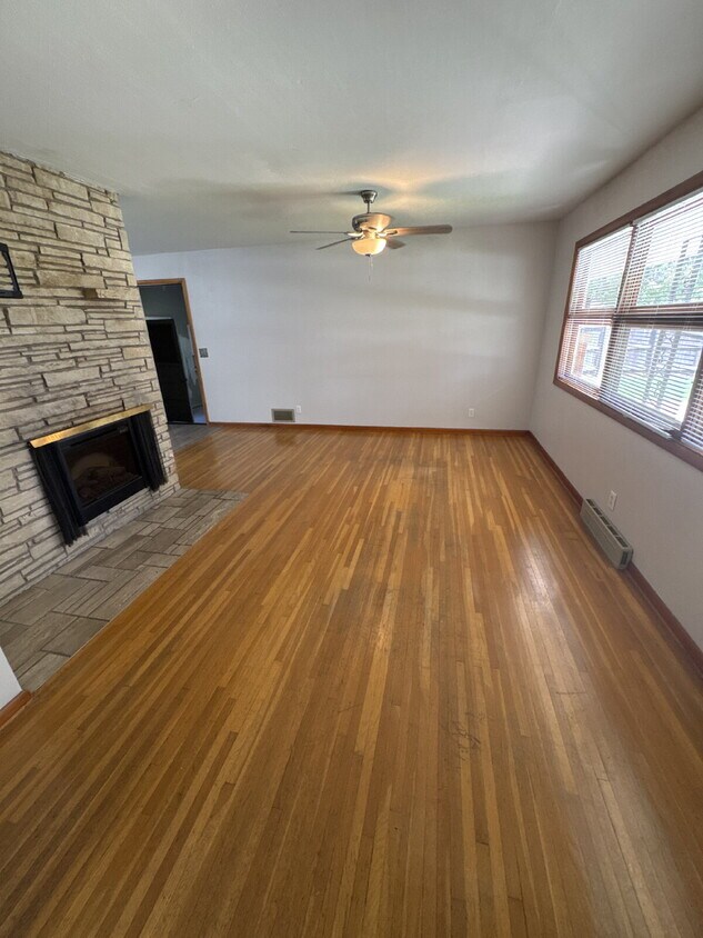Foto del edificio - 945 N Crestline Ave