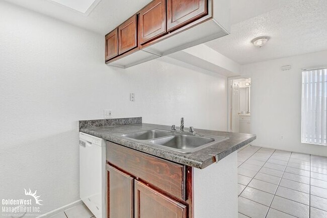 Foto del edificio - Charming 1Bdm 1.5Ba Townhome with Private ...