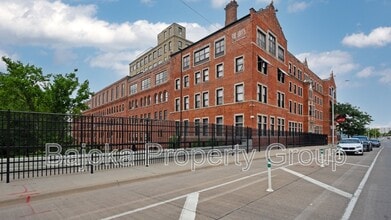 Building Photo - 6533 E Jefferson Ave